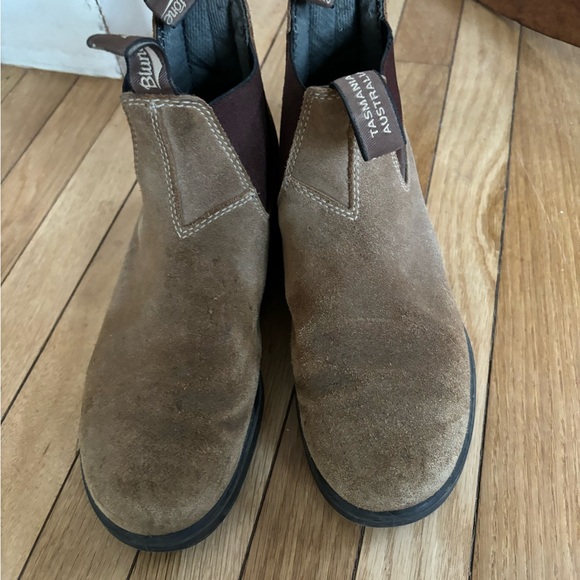 Size women’s 10 suede BLUNDSTONES. In GUC - Picture 5 of 5